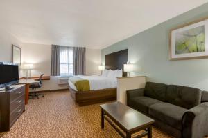 托莱多Quality Inn Alexis Rd的酒店客房,配有床和沙发