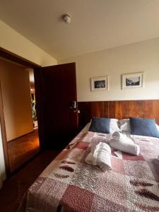 斯科加尔弗斯Hotel Skógá by EJ Hotels的一间卧室配有带毛巾的床