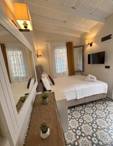 阿拉恰特Alaçatı Disa的一间酒店客房,配有一张床和一台电视