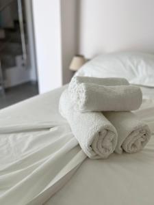 阿尔卡萨阿罗那豪华公寓的床上的一大堆毛巾