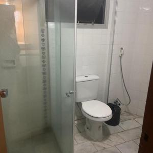 马瑙斯Prestige Manaus Hotel的一间带卫生间和玻璃淋浴间的浴室