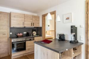 里茨勒恩Haus Tannberg的厨房配有木制橱柜和台面
