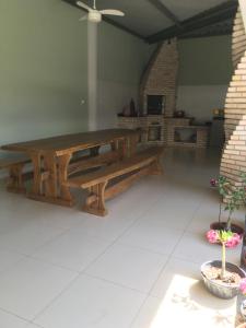 卡瓦坎特Vista da Serra的中间的木桌