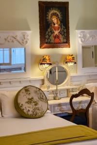 萨尔塔比库尼亚精品酒店的一间卧室配有一张带镜子和桌子的床