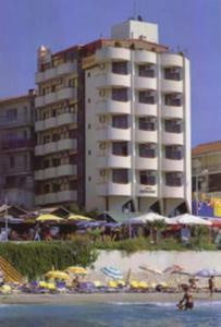 库萨达斯瑟根特酒店的靠近大海的海滩上一座大建筑