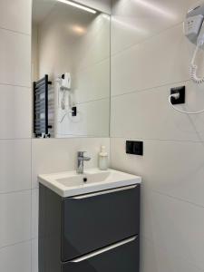 索波特Apartamenty Sopot19的一间带水槽和镜子的浴室