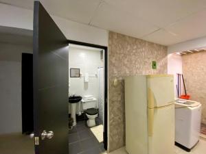 卡塔赫纳Apartamento cerca del aeropuerto的一间带冰箱和卫生间的浴室
