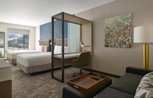 埃文SpringHill Suites by Marriott Avon Vail Valley的酒店客房,设有两张床和镜子