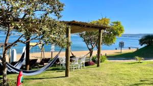 卡皮托利乌Brisa do Lago Pousada的海滩边的吊床