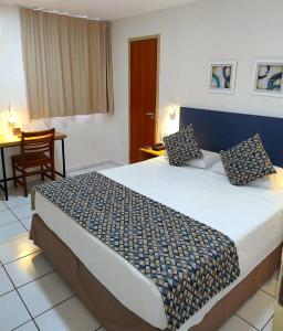 福塔莱萨Villa Park Hotel Fortaleza - antes Hotel Villamaris的一间位于酒店客房内的带大床的卧室