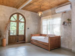 圣玛尔塔Salvia Madre的一间卧室设有床、窗户和门