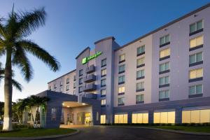 迈阿密Holiday Inn Miami-Doral Area, an IHG Hotel的棕榈树酒店形象