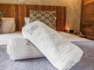 圣玛尔塔Salvia Madre的床上有两条白色毛巾
