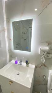 培拉特Guest house Luli Strumi的白色的浴室设有水槽和镜子