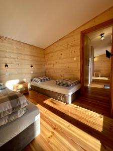 索波特Metropolis Domki的木墙客房的两张床