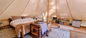 MouliherneLuxury Bell Tent at Camping La Fortinerie的帐篷内一间卧室,配有一张床