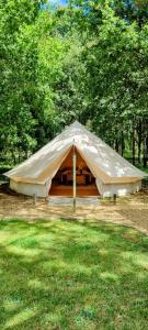 MouliherneLuxury Bell Tent at Camping La Fortinerie的田野中间的大帐篷