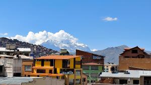 拉巴斯Departamento céntrico y amoblado La Paz的一组背景为山的建筑