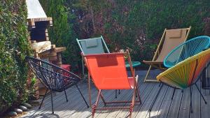 特鲁瓦Sun House - Terrasse Parking Privé gratuit的一组椅子坐在木甲板上