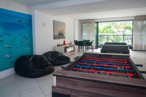 福塔莱萨LANDSCAPE SOLAR - Beira Mar de Fortaleza的大房间,设有红色枪的大型游泳池
