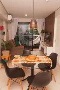 福塔莱萨LANDSCAPE SOLAR - Beira Mar de Fortaleza的客厅配有桌椅