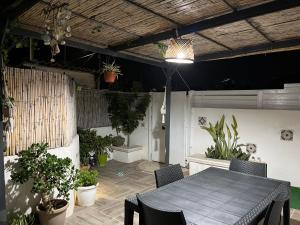 阿沃拉Holiday Rooms Ninfa的天井配有桌椅和盆栽植物