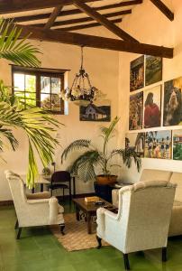 圣菲德安蒂奥基亚Hotel Mariscal Robledo的客厅配有两把椅子和一张桌子