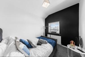 斯特鲁德Charming Long stay in Medway with free parking的一间卧室设有黑色墙壁和一张床