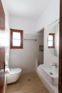 金尼昂里加里斯酒店的白色的浴室设有水槽和卫生间。