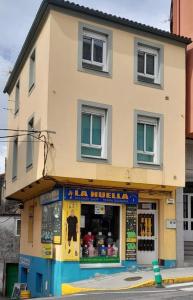 帕拉斯德丽La Huella del Peregrino的前面有商店的建筑