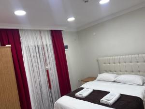 乌宗Kuzey Park Hotel的一间卧室配有一张床,上面有两条毛巾