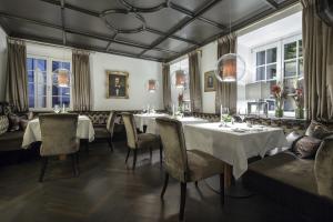 费尔德基希古特文斯基亚酒店的用餐室设有桌椅和窗户。
