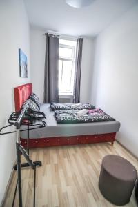 维也纳Spacious Apartment in Floridsdorf Area PR9的一间小卧室,配有一张床和一把椅子
