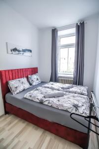 维也纳Spacious Apartment in Floridsdorf Area PR9的一张红色床头板的床
