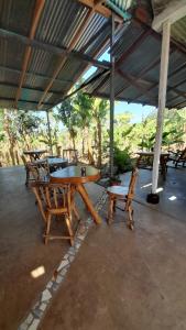 AltagraciaBananas Guest House Private Room的凉亭下野餐桌和两把椅子