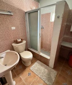 喀巴里特Wing Camp的浴室配有卫生间、盥洗盆和淋浴。
