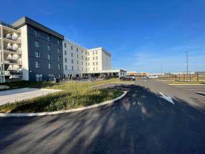 第戎Holiday Inn Dijon Sud - Longvic, an IHG Hotel的一个大建筑前的一条空的街道