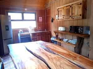 里坎雷Mi Refugio del Sur的一间厨房,内设一张大木床