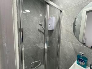 伦敦RSB Inn London的浴室里设有玻璃门淋浴