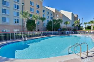 奥兰多Comfort Inn & Suites Near Universal Orlando Resort-Convention Ctr的公寓大楼前的游泳池