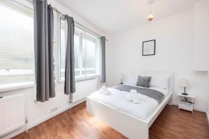 伦敦Spacious 1 BR London Bridge的白色的卧室设有床和窗户