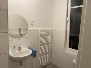 埃姆登Appartementhaus EMDEN的白色的浴室设有水槽和镜子