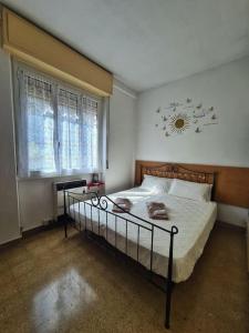 奇文纳Il Posticino DI Bellagio的卧室配有一张床,墙上挂着一个钟