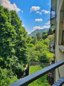 奇文纳Il Posticino DI Bellagio的享有山谷景色的建筑阳台
