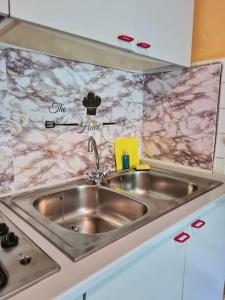 奇文纳Il Posticino DI Bellagio的一个带大理石墙的厨房内的水槽