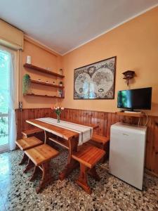奇文纳Il Posticino DI Bellagio的一间带木桌和电视的用餐室