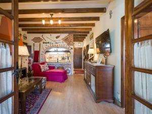 贝加德圣马特奥Ca Bellavista的客厅设有红色的沙发和壁炉