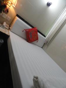 香港巴黎宾馆的白色冰箱,上面有红色枕头