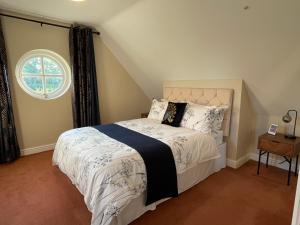 米德尔威奇Cheshire Retreat的一间卧室设有一张床和一个窗口