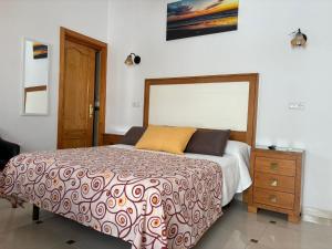 奇皮奥纳洛斯阿科斯旅舍的一间卧室配有一张床和一个木制梳妆台